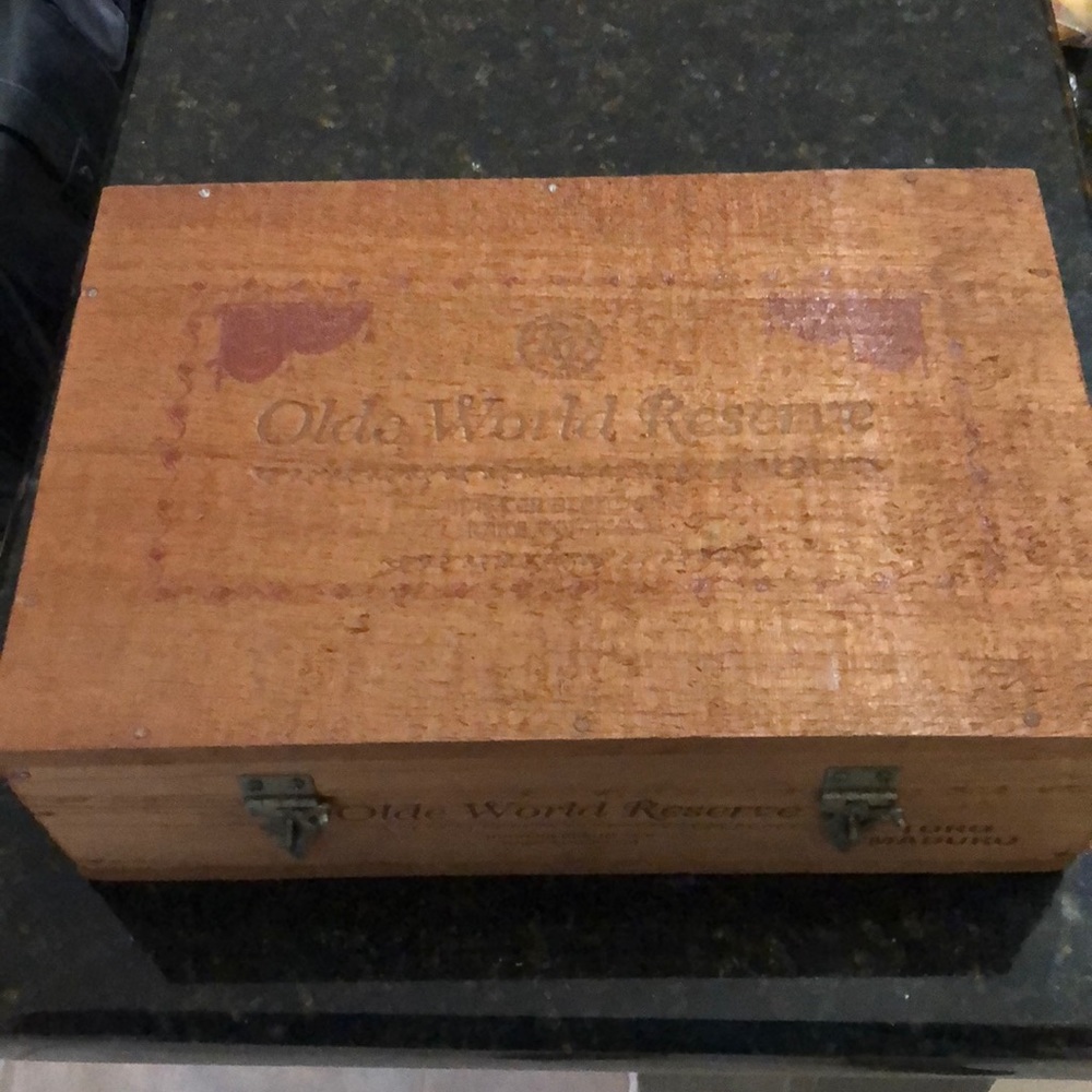 Olde World Reserve vintage cigar box